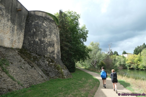 Zwischen Mosel und Festungsmauer geht es nach Metz