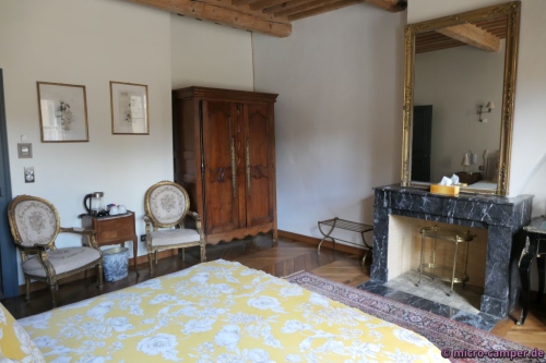 Knarzendes Parkett, Eichenholzdecke, sonnengelber edler Stoff ... hier könnte ich länger bleiben.