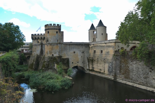 Die Tour d'Allemand ist eine mächtige Doppeltoranlage