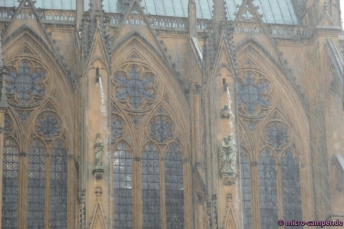Das Wasser fließt erst über die Strebebögen hinunter zu den Pfeilern, 
