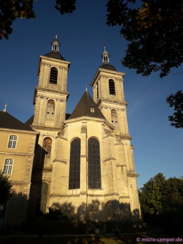 Die Abteikirche des ehemaligen Prämonstratenser-Klosters im Abendlicht