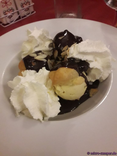 Profiteroles mit Sahne und Schokosoße