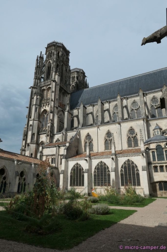Die Kathedrale Saint-Etienne mit ihrem Kreuzgang