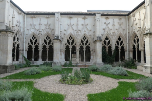 Der Kreuzgang des collégiale Saint-Gengoult in spätgotischem Flamboyant-Stil