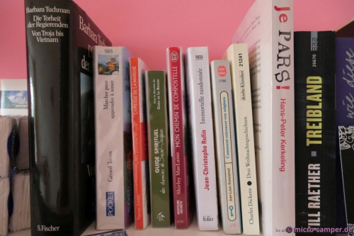 ... auch mit Lesestoff. Sogar Kerkelings Ich bin dann mal weg auf französisch.