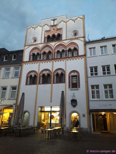 Auch das Dreikönigenhaus aus romanischer Zeit