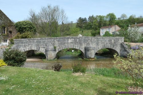 Fußgängerbrücke und Furt in Rollainville