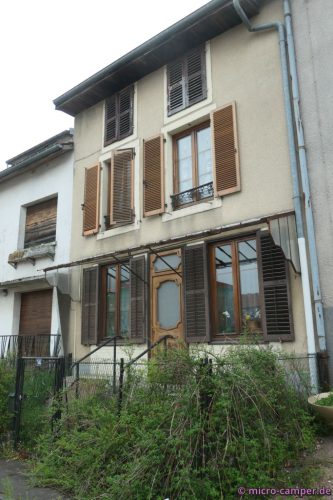 Erster Stock, linkes Fenster - dort ist das Gästezimmer