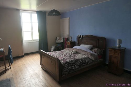 Der Dielenboden knarzt bei jedem Schritt.