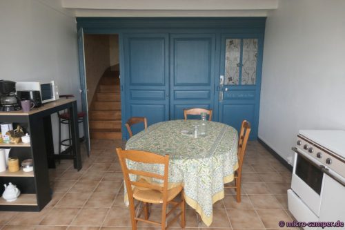 Die Wohnküche mit Treppenaufgang, Schrank in der Mitte