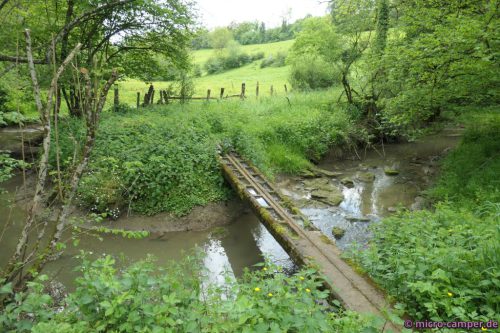 Hier wurden zwei Strommasten zur Brücke umfunktioniert.