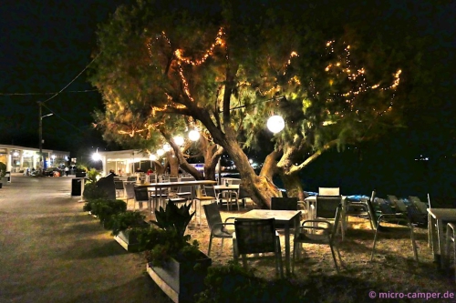 Im Sommer ist es sicher brechend voll unter den Lichterketten,