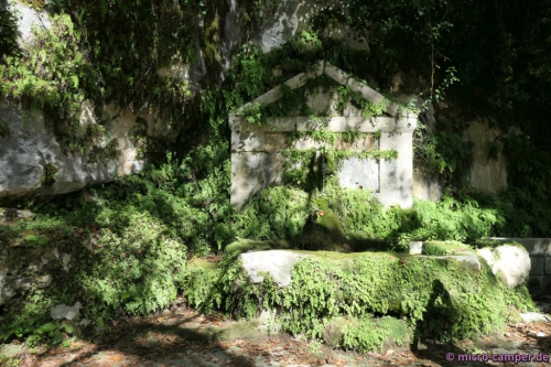 Verwunschene Quelle im Wald