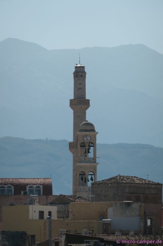 Die Kirche Ágios Nikoláos hat sowohl einen Kirchturm