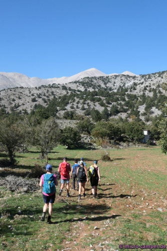 Der Weg führt teils über den Fernwanderweg E5