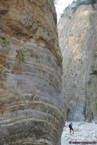 Die Gesteinsschichten haben eine Millionen Jahre alte Dynamik konserviert.