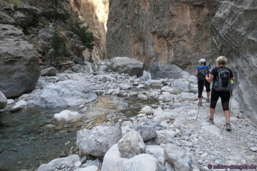 Steine-Hopping am Bach, macht einfach Spaß!