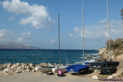 Die Boote warten auf Wasserkontakt
