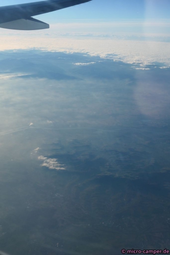 Suchbild: vorne der Kaiserstuhl, in der Mitte der Rhein, hinten der Pfälzer Wald