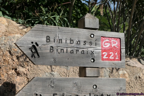 Die Wanderwegweiser sind schön rustikal und passen toll in die Landschaft