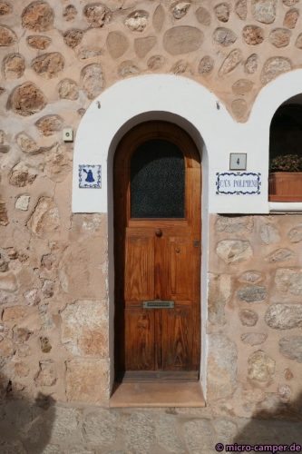 Na, glücklicherweise ist die Klingel beschildert, die findet man ja sonst NIE im Leben! ;-)