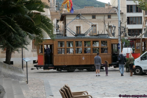 Die Straßenbahn quietscht und rattert durch Sóller