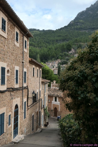 Steile Gassen winden sich durch Deià