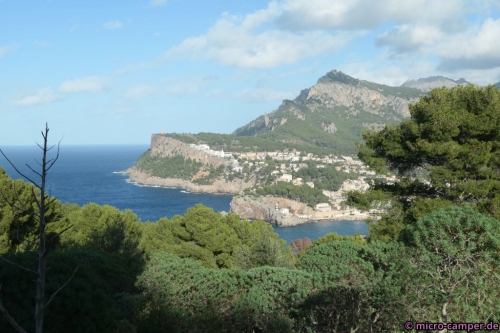 Unten ist die Einfahrt in die Bucht von Sóller, auf der anderen Seite gibt es sogar zwei Leuchttürme.