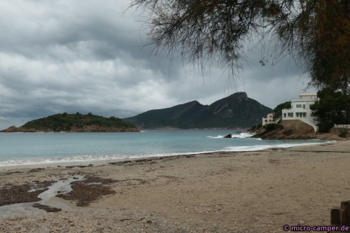 Am Strand von Sant Elm, jetzt hört der Regen wieder auf.