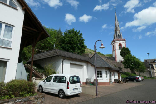 Links die Ferienwohnung, rechts der markante Kirchturm von Ediger