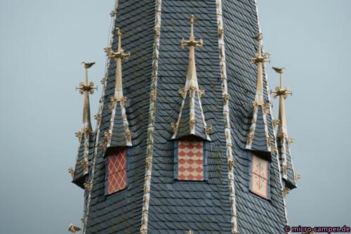 Filigrane gotische Kunst an Edigers Kirchturmspitze