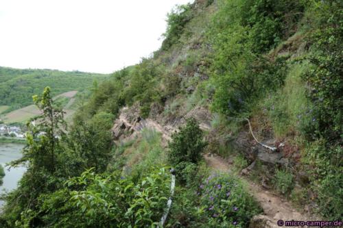 Meine Lieblingsstelle! Am Seil haltend geht es über nackten Fels