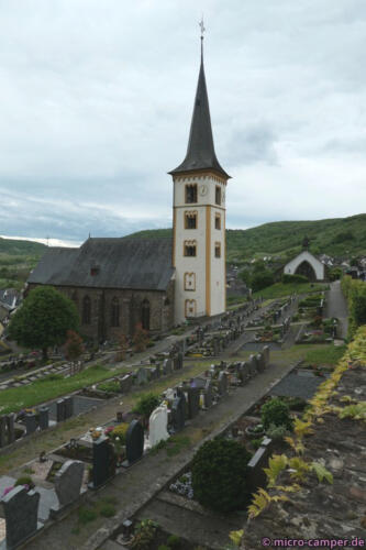 Der Turm der Kirche von Bremm ist noch romanisch und damit gut 800 Jahre alt.