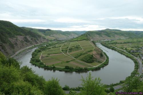 Eine der schönsten Moselschleifen, zwischen Bremm (rechts) und Ediger-Eller (links)