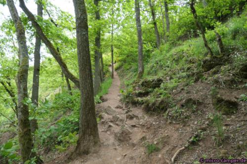 Aufstieg zum Gipfelkreuz über steinige und schmale Pfade