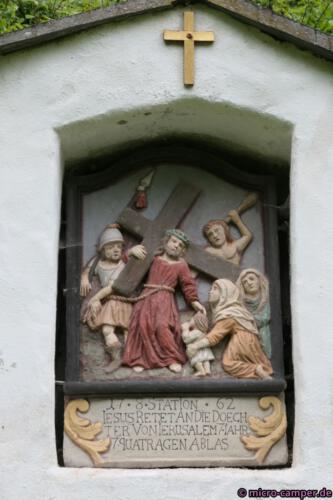 An jeder Station steht, wieviel Ablass man gewinnt, wenn man es bis hierher geschafft hat :)