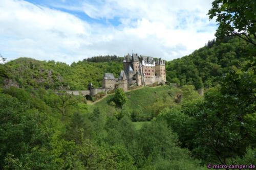 Bilderbuchanblick der Burg Eltz, ein Juwel deutscher Burgenbaukunst