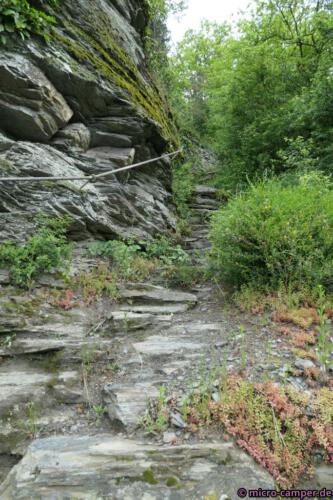 Auch ohne ausgewiesenen Klettersteig kann man das Drahtseil zur Hilfe nehmen über rutschigen Fels
