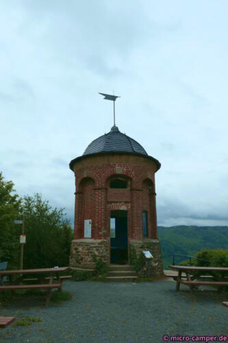 Der Collis-Turm über Zell
