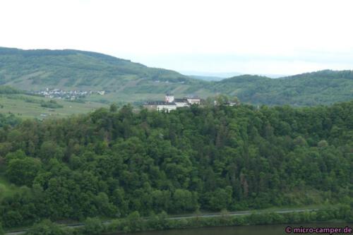 An der Marienburg bin ich zuletzt vor fünf Jahren vorbeigewandert, dahinter ist Kröv zu erkennen.