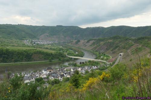 Das Ziel rückt in Sicht. Da, wo die Brücke und der Eisenbahntunnel sind, muss ich hin.