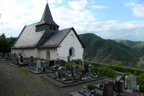 Nicht verpassen sollte man die Petersbergkapelle mit ihrem hübschen Friedhof