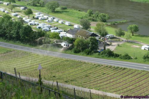Lieber mal Maske auf, es werden Pestizide in den Weinbergen versprüht.