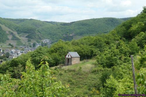Eine kleine, hübsch restaurierte Kapelle zwischen Mesenich und Briedern