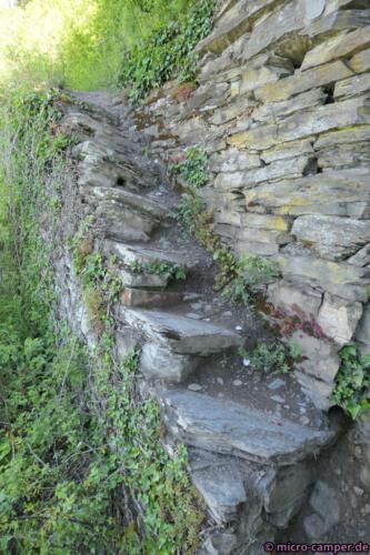 Ja, die Stufen sind so schräg. Hilft dabei, nicht nach links in den Abgrund zu kippen.