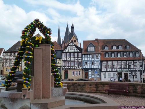 Es geht auf Ostern zu, der Brunnen am Oberen Markt ist mit Eiern geschmückt