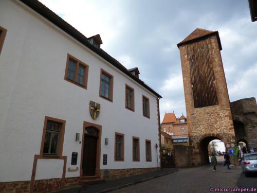 Das Deutschordenshaus und eines der Stadttore von Gelnhausen