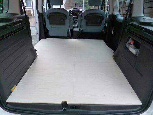 Bodenplatte roh, von der Heckklappe aus