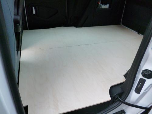 Bodenplatte roh, von der Schiebetür (Fahrerseite) aus