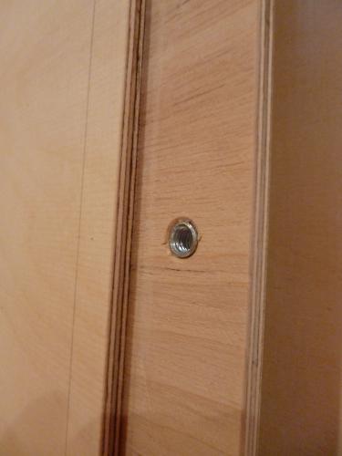 Einschlagmutter in der Falz von der Oberseite